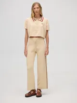 Chomba corta color rojo, con cuello camisero con rayas celestes y negras, logo bordado en el pecho y mangas cortas.