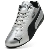 Championes Puma Speedcat Metallic plateados con detalles en negro, de estilo deportivo y diseño elegante.