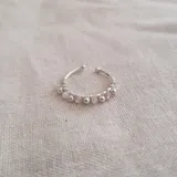 Anillo ajustable en plata 925, decorado con piedras naturales como amazonita y cuarzo rosa, así como cuentas de plata.