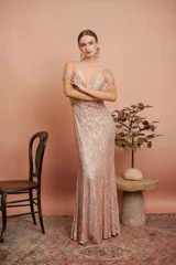 Vestido largo de fiesta con lentejuelas color rose, escote cruzado y corte sirena.