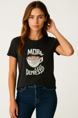 Remera negra de algodón con estampa frontal de una taza de café con la frase "More Espresso Less Depresso".
