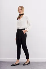 Pantalón sastrero negro con estampado jacquard, corte al tobillo, presillas y lazo de ajuste en la cintura elastizada.