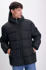 Campera negra capitonada con capucha y cierre frontal.