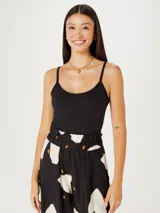 Musculosa negra de breteles finos y corte ajustado.