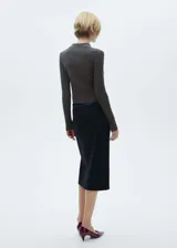 Jersey negro de punto fino con cuello camisero, diseño entallado y botones decorativos.