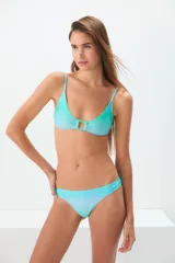 Conjunto de bikini de tricot brillante con estampado degradé. El corpiño es sin aro, con accesorio metálico en el centro del busto y forrería de microfibra al tono. La bombacha es tiro bajo.