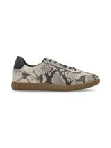 Sneaker acordonado de cuero con estampado reptil en tonos beige y negro, con suela de goma color caramelo.