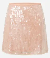 Minifalda de lentejuelas espejadas color rosa pálido, de tiro alto y corte ajustado.