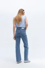 Pantalón de jean de tiro alto, corte recto y largo hasta el tobillo. Presenta bolsillos delanteros con solapa y alforza central.