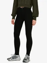 Pantalón de jean negro, tiro alto, corte skinny, cinco bolsillos y cierre frontal con botón.