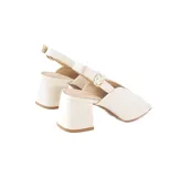 Sandalias de cuero color blanco hueso, con punta cuadrada, tacón bloque y tira trasera ajustable con hebilla dorada.