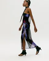 Vestido midi de tul transparente con estampado floral en tonos violeta, negro y rosa. Diseño sin mangas, corte ajustado y cuello choker.