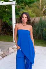 Conjunto strapless azul eléctrico, compuesto por un top sin mangas con corte irregular y pantalones palazzo.