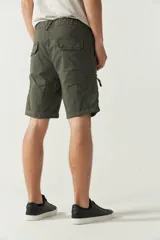 Bermuda cargo color verde militar con bolsillos laterales con cierre y logo metálico.