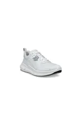 Championes blancos con detalles en gris y suela negra. Presentan un diseño moderno con superposiciones de materiales y cordones planos.