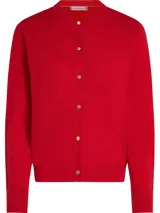 Cárdigan rojo de punto con cuello redondo y cierre frontal con botones dorados.
