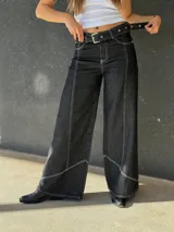 Jean súper wide de denim azul oscuro con pespuntes a contratono y cinturón desmontable con ojalillos metálicos.