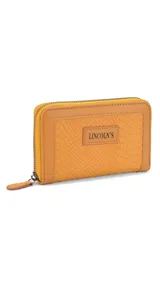 Billetera mediana color beige con textura croco, cierre alrededor y logo Lincoln's.