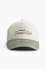 Gorra de béisbol color crema con visera verde, con bordado frontal que dice 'Tribeca Tennis Club'.