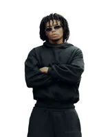Conjunto deportivo negro compuesto por hoodie con capucha y pantalón jogging. El hoodie tiene cordones ajustables y el pantalón tiene cintura elástica con cordón ajustable.