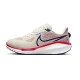 Championes de running Nike Vomero 17, color crema con detalles en azul marino y rojo.