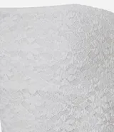 Blusa sin breteles de encaje blanco con escote recto y bajo con puntas diferenciadas.