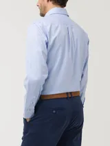 Camisa de vestir blanca de algodón, corte moderno ajustado al cuerpo, con cuello abotonado, manga larga, bolsillo en el pecho y pinzas en la espalda.
