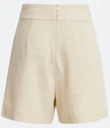 Short color beige confeccionado en viscolino con detalle de pliegues diagonales y cierre de cremallera.