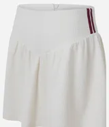 Short pollera corto de malla waffle color blanco, con cintura ancha en V y cierre de cremallera en la espalda. Presenta rayas contrastantes en los laterales.