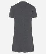 Camisón corto gris con cuello en V, abotonado al frente y ribete blanco en cuello, mangas y botonera.