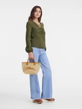 Bolso tote Longchamp modelo Le Panier Pliage S, color beige con logo de jinete y caballo bordado en marrón.