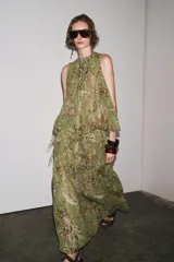 Falda midi de viscosa con estampado floral en tonos verde, marrón y beige. Cintura elástica con cordones laterales ajustables.