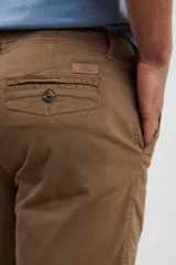 Bermuda de gabardina color marrón con bolsillos laterales y traseros.