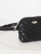Riñonera negra de cuero vacuno matelasseado con aplique de labial metálico en el frente. Tiene correa de cuero regulable y desmontable, cierre metálico y forro de poliéster jacquard.