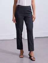 Pantalón negro de gabardina elastizada, corte recto, con bolsillos delanteros y traseros. Marca Zac & Rachel.