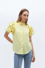 Camisa amarilla de lino con cuello mao y mangas cortas abullonadas con volados.