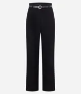 Pantalón de vestir negro de sastrería, corte wide leg y tiro alto. Presenta cierre frontal y trabillas en la cintura, e incluye un cinturón fino de poliuretano.