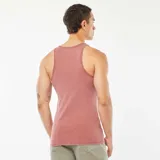 Musculosa de hombre color ladrillo, de corte ajustado y tejido de canalé.