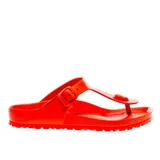 Sandalias de goma Eva color naranja, ligeras y resistentes al agua, con diseño clásico de tiras y hebilla.
