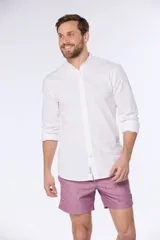 Camisa negra de lino con cuello mao y manga larga.