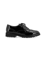 Zapato Oxford de cuero charol negro con cordones, detalles brogue y suela track.