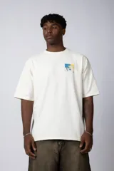 Remera negra de corte oversize con estampado en el pecho que reinterpreta la obra de Claude Monet.