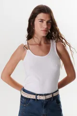 Musculosa blanca de algodón con breteles finos y detalle de argolla metálica en los hombros.