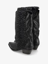 Bota de cuero color marrón con caña media y detalle de tramado en los laterales. Diseño de punta fina y taco ancho bajo.