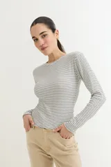 Remera ajustada de manga larga con cuello redondo y estampado de rayas horizontales finas en blanco y negro.