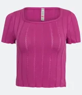 Blusa de punto color fucsia con cuello redondo y mangas cortas. Tiene una malla texturizada con material responsable en la composición.