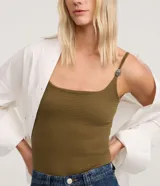 Body femenino color marrón, ajustado, con escote en U y breteles finos dobles que incorporan un adorno de cuentas de carey en el hombro. El tejido es texturizado.