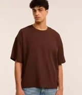 Remera marrón de corte amplio, cuello redondo y manga corta.