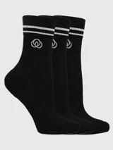 Pack de tres pares de calcetines negros de largo medio, con dos líneas blancas horizontales en la parte superior y logo bordado.