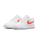 Championes Nike Court Vision Lo NN de hombre, color blanco con detalles en naranja.